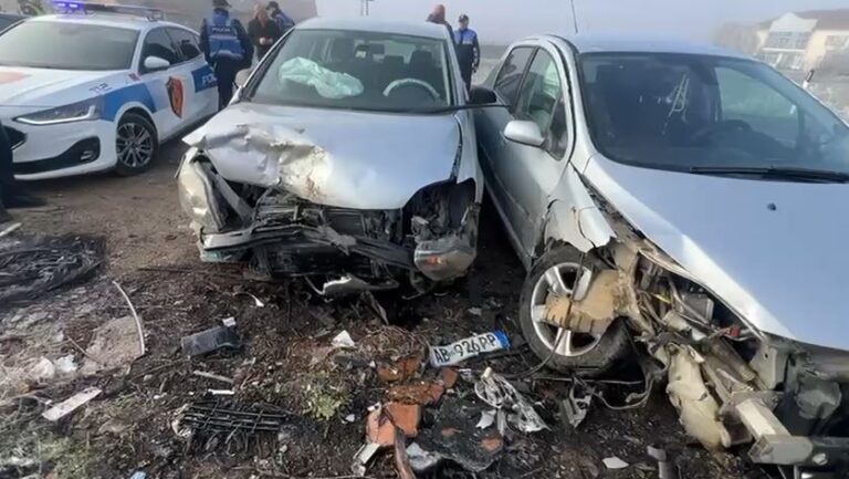 aksident-ne-maqellare-peshkopi,-dy-makinat-‘cope’-nga-perplasja.-plagoset-cifti-i-bashkeshorteve,-gruaja,-shtatzene