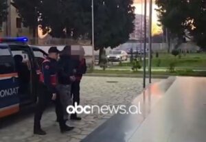 dogji-dy-automjete/-pranga-19-vjecarit-ne-shkoder,-cfare-iu-gjet-ne-banese