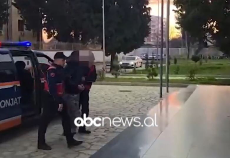 dogji-dy-automjete/-pranga-19-vjecarit-ne-shkoder,-cfare-iu-gjet-ne-banese