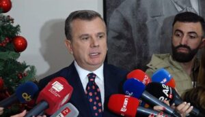 “zero-bashkepunim-me-ps”/-balla-ironizon-deklaraten-e-berishes:-do-u-kalojne-emocionet-pas-gjelit-te-detit-dhe-bakllavase.-s’na-bejne-dot-shantazh!