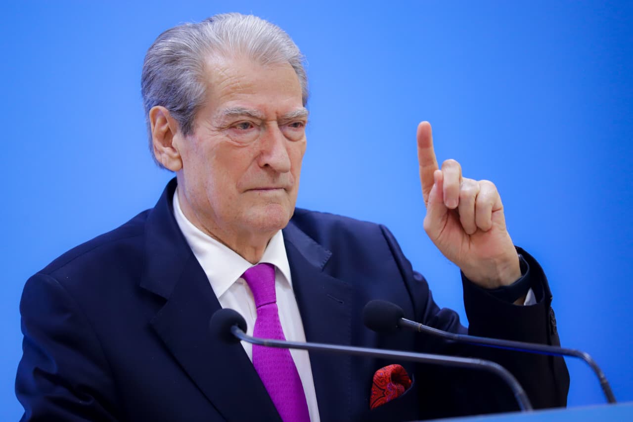 “magazineri-i-salillarit-mori-portin-e-vlores-60-mln-euro”,-berisha:-banka-digjitale-eshte-e-amant-josifit.-te-gjithe-jane-‘prestonome’,-ja-kush-qendron-pas