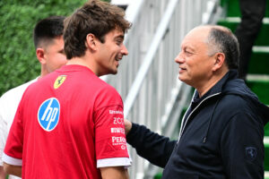 leclerc:-i-besoj-100%-projektit-te-vasseur-te-ferrari,-fitojme-dhe-humbasim-te-gjithe-se-bashku