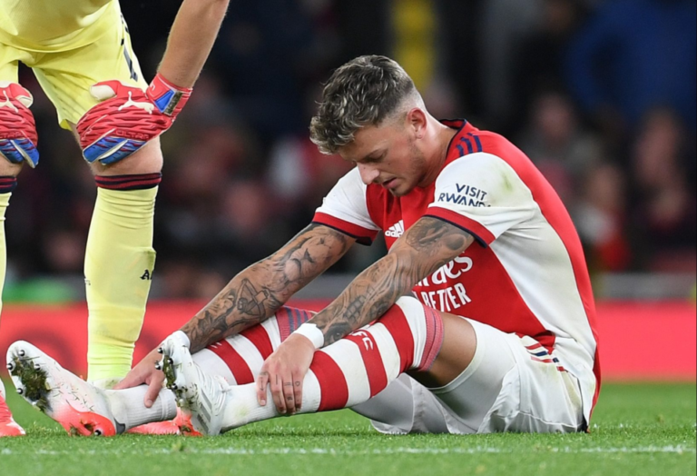 arsenal-fiton-por-“goditet”-nga-demtimet,-mbrojtesi-anglez-behet-viktima-e-fundit