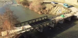 kolonje,-vendoset-ura/-lidh-qafzezin-me-12-fshatra,-ura-u-shkaterrua-nga-permbytjet