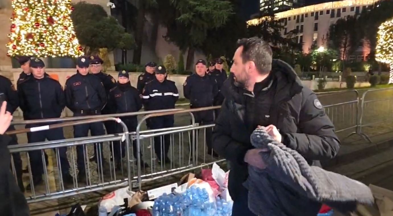 fotolajm/-bidone,-portokalle-dhe-batanije,-lapaj:-ja-raketat-e-molotovet-qe-do-hidhnim-drejt-kryeministrise