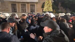 “jemi-shqiptare,-jemi-jashte-gardhit”/-tubimi-i-lapaj-para-kryeministrise,-protestuesit-perplasen-me-policine