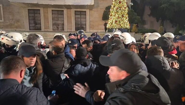 “jemi-shqiptare,-jemi-jashte-gardhit”/-tubimi-i-lapaj-para-kryeministrise,-protestuesit-perplasen-me-policine