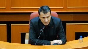 veliaj:-te-shkoj-ne-zyre-per-buxhetin/-leter-keshillit-bashkiak:-kerko-leje-ne-spak