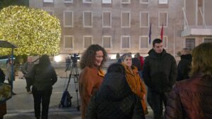 foto-video/-argita-berisha-i-bashkohet-protestes-se-opozites-para-kryeministrise