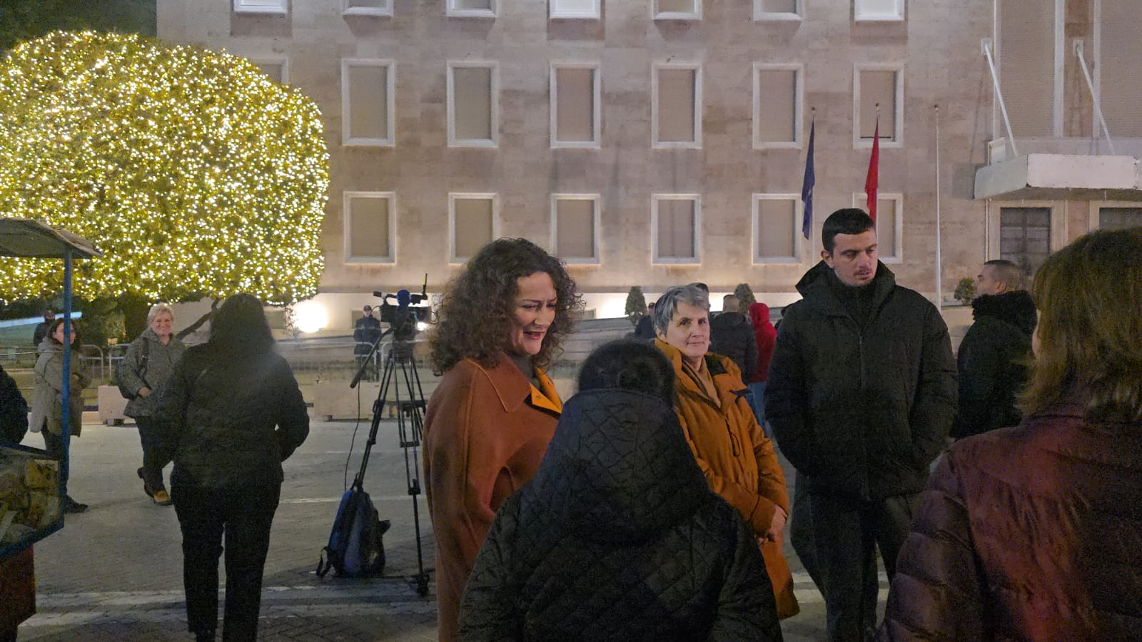 foto-video/-argita-berisha-i-bashkohet-protestes-se-opozites-para-kryeministrise