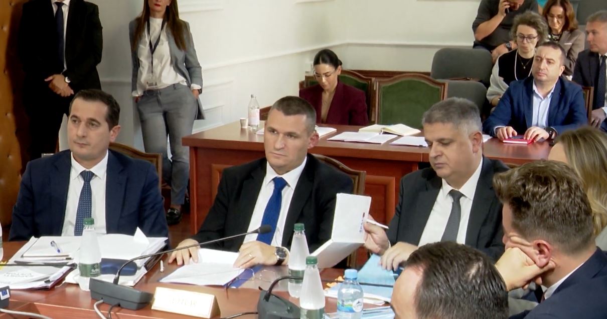 sondazhi:-dumani-goditi-majtas/“zeri-i-shqiptareve”,-55.3-per-qind-e-shqiptareve:-kishte-objektiv-qeverine