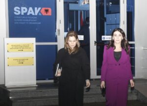 nga-shkelja-e-barazise-ne-tendera,-te-pastrimi-i-parave,-ja-akuzat-per-ergys-agasin-dhe-drejtoreshen-e-aksh-it.-masa-sigurie-per-disa-zyrtare