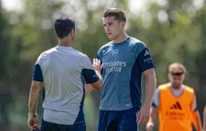 arteta-mbron-sulmuesin:-lereni-te-qete,-ka-vetem-4-muaj-qe-luan-ne-ligen-me-kerkuese-ne-bote