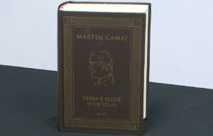 vepra-e-plote-e-martin-camajt-ne-nje-vellim,-botuesi:-vjen-jo-si-emigrant,-perkim-hyjnor-rikthimi-ne-biblioteke