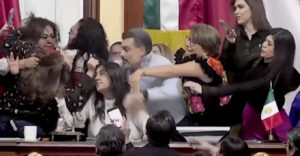 video/-situate-e-pazakonte-ne-kongresin-e-meksikos,-deputetet-kapen-prej-flokesh.-pamjet-virale