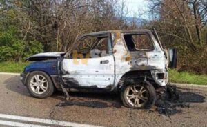 horror-ne-greqi!-nje-person-gjendet-i-djegur-brenda-makines,-ne-te-njejten-kohe-dhe-banesa-e-tij-ne-flake