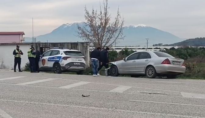 aksident-ne-ne-aksin-lushnje-berat,-tre-makina-perplasen-me-njera-tjetren