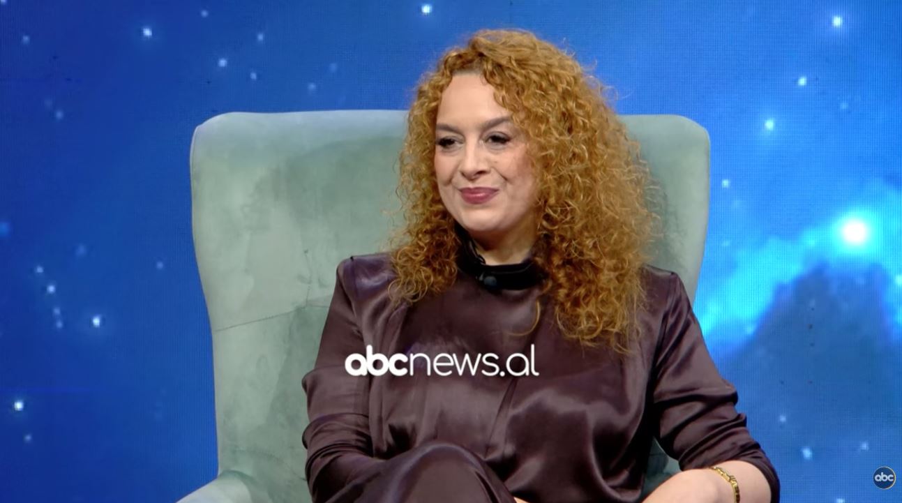 thyen-heshtjen-flaura-kureta:-udhetimi-nis-me-pianon,-por-skena-me-jep-ndjesine-e-shtepise-se-vertete