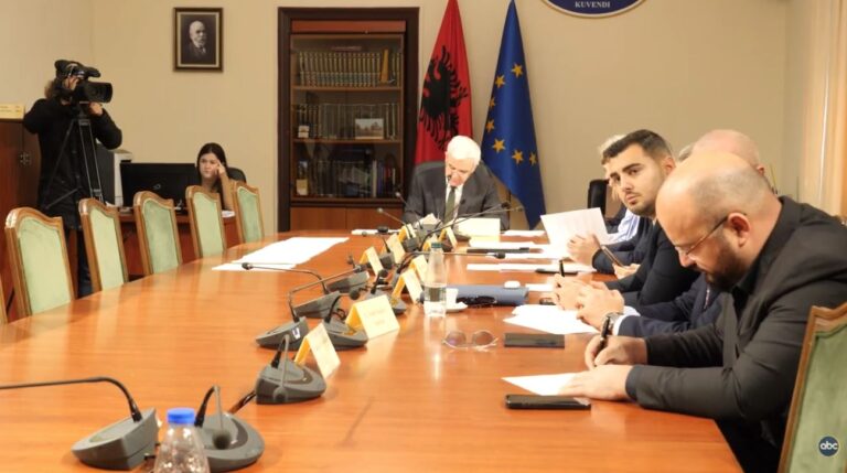 gjyqtaret:-te-shtyhet-pensioni/-ne-sallat-e-gjyqit-deri-75-vjec:-kemi-stok-dosjesh