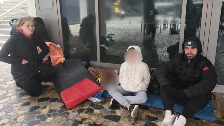 emigruan-per-nje-jete-me-te-mire-ne-france,-familja-shqiptare-prej-nje-jave-fle-ne-rruge