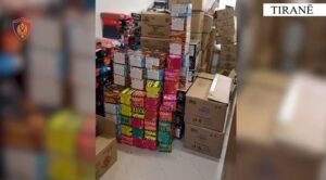 video/-lende-piroteknike,-lende-djegese-dhe-veshje-te-dyshuara-te-kontrabanduara,-dy-ne-pranga-ne-tirane