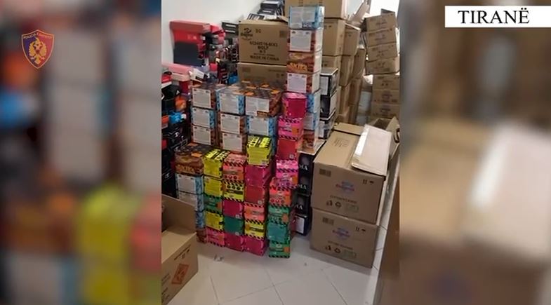 video/-lende-piroteknike,-lende-djegese-dhe-veshje-te-dyshuara-te-kontrabanduara,-dy-ne-pranga-ne-tirane