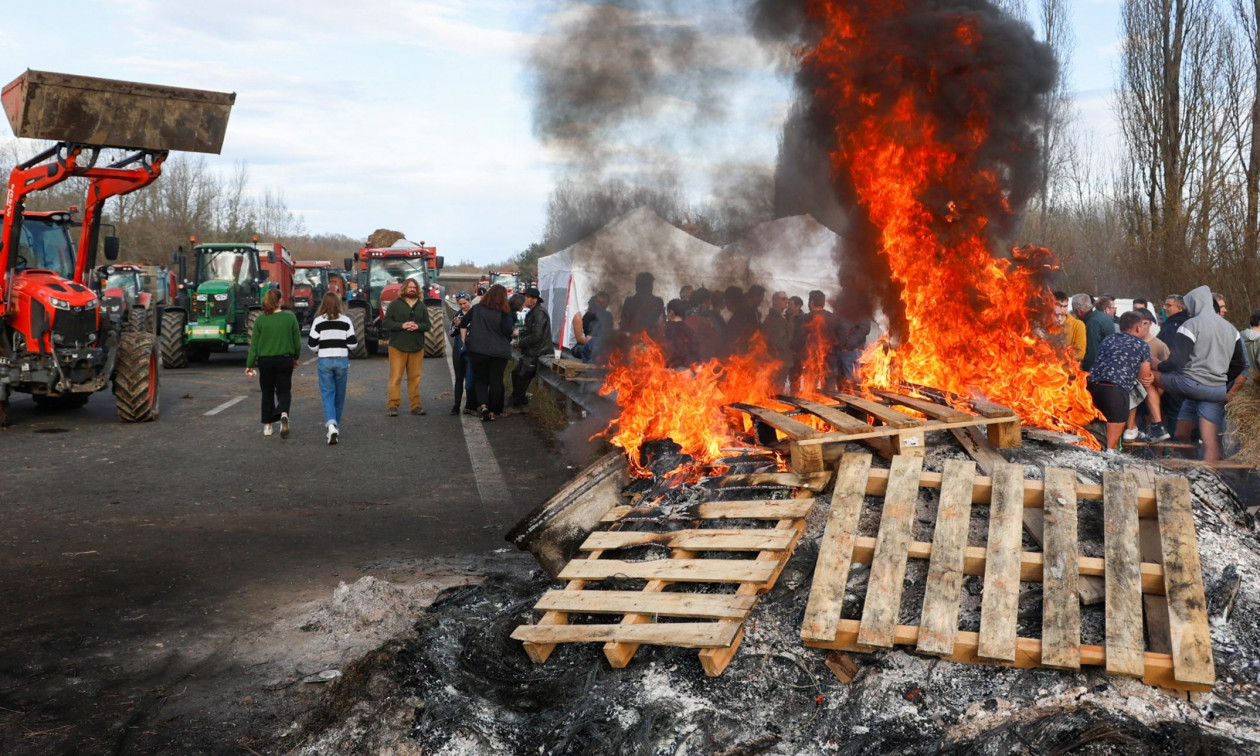 nga-sperkatja-me-pleh-e-ndertesave-te-qeverise,-te-bllokimi-i-rrugeve/-protestat-e-fermereve-“shperthejne”-ne-evrope,-franca-ne-epiqender-te-zemerimit