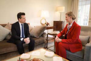 “shba-e-perkushtuar-te-punoje-me-udheheqes-nga-i-gjithe-spektri-politik”/-vanhorn-pret-agron-shehajn:-biseduam-per-vizionin-e-partise-“mundesia”,-per-nje-shqiperi-me-te-mire