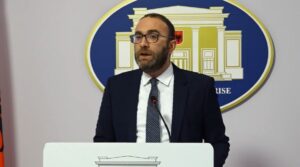 kuvendi-nuk-i-dha-provat-per-ballukun-deputeteve,-bardhi:-niko-e-ke-gabim!-korrupsioni-nuk-mbyllet-dot-ne-kasaforte