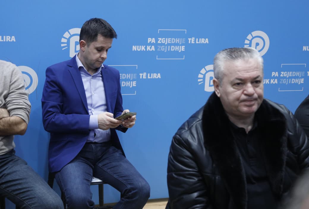 fotolajm/-ilir-alimehmeti-ne-mbledhjen-e-keshillit-kombetar-te-pd,-ulet-ne-fund-te-salles