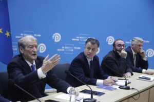 debate-ne-mbledhjen-e-keshillit-kombetar/-dritan-burgia-largohet-nga-salla-ne-menyre-demonstrative:-ne-vijme-te-flasim,-ju-na-ndaloni!