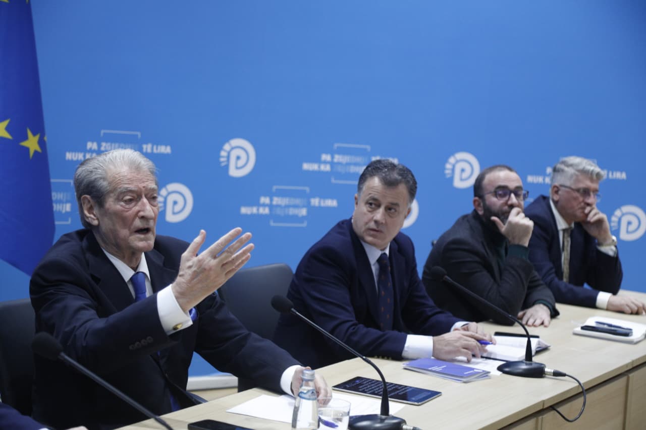 debate-ne-mbledhjen-e-keshillit-kombetar/-dritan-burgia-largohet-nga-salla-ne-menyre-demonstrative:-ne-vijme-te-flasim,-ju-na-ndaloni!