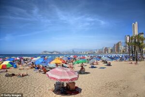 spanja-planifikon-nje-rrjet-“strehimesh-klimatike”-per-te-mbrojtur-qytetaret-nga-valet-e-te-nxehtit