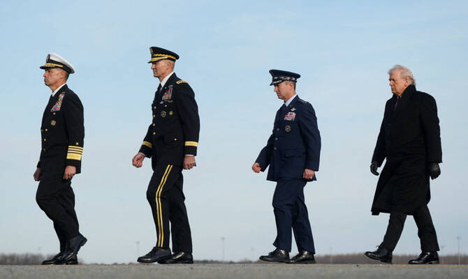 trump-ben-homazhe-per-dy-ushtare-te-gardes-kombetare-te-ajoves-dhe-perkthyesin-e-vrare-ne-siri,-ndersa-ata-kthehen-ne-shtepi