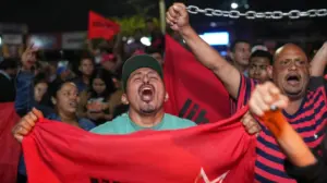 mbeshtetesit-e-qeverise-se-majte-ne-largim-te-hondurasit-protestojne-kunder-“mashtrimit”-zgjedhor