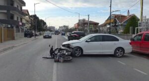 video/-aksident-ne-fier,-makina-perplaset-me-motorin,-nje-i-plagosur