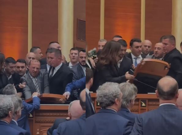 “te-dale-para-drejtesise”/-opozita-rrezon-karrigen-e-ballukut-dhe-i-djegin-foton,-zv.-kryeministrja-e-pandehur-per-“llogarane”-dhe-7-lote-te-unazes-se-madhe