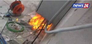 zjarr-jashte-salles-se-kuvendit,-perfshihet-nga-flaket-fibra-e-transmetimit