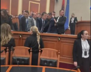 video/-tensione-ne-kuvend,-deputetet-e-pd-perplasen-me-garden