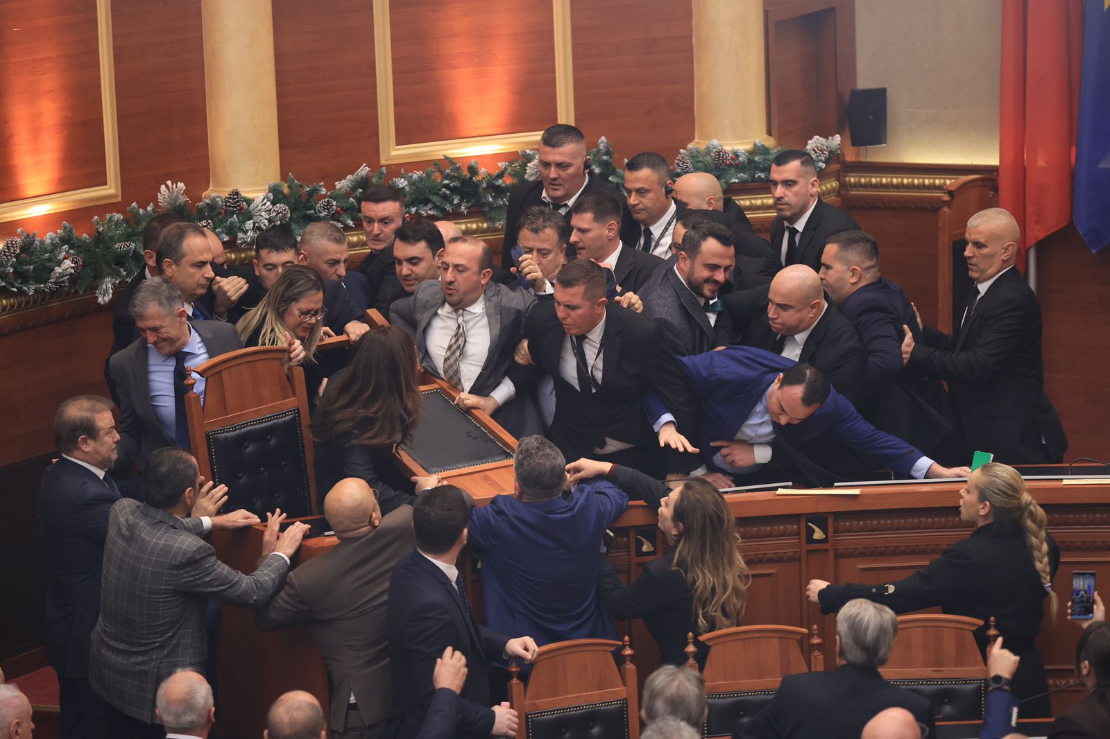 shtyrje,-flakadane-dhe-tensione/-pas-balliut,-peleshi-perjashton-edhe-noken