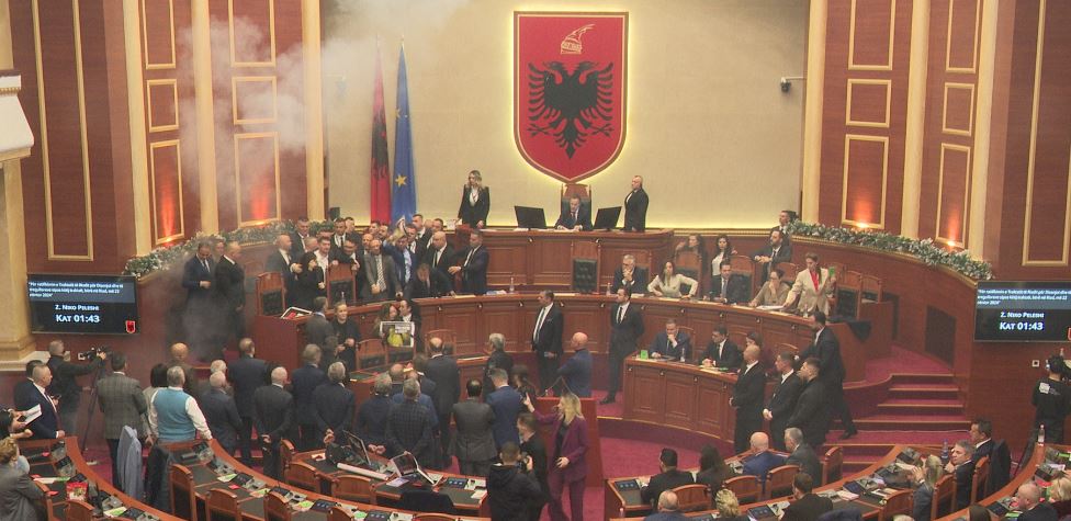 video/-peleshi-hedh-ne-votim-propozimin-e-balles-per-votim-pa-debate,-opozita-ndez-flakadane