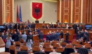 “s’ka-‘vidh-dhe-ik’!”,-berisha-peleshit:-mos-u-bej-avokat-i-terroristit-agasi,-mori-peng-per-llogari-te-rames!-bardhi-socialistit:-o-gagac-pusho!