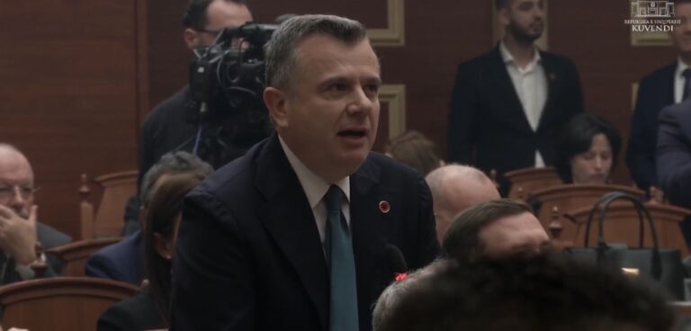 sherret-ne-seance/-balla:-shpresojne-te-motivojne-mbeshtetesit-per-proteste.-kalojme-ne-votim!