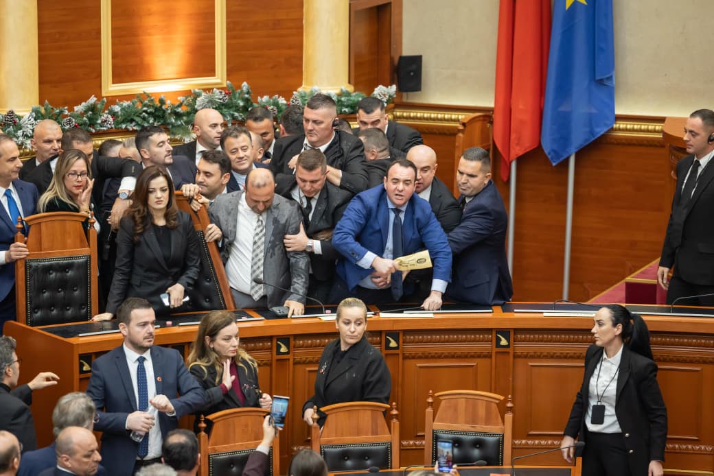 flakadane,-perplasje-fizike-dhe-kaos-ne-kuvend,-brace-ironi-me-opoziten:-me-ne-fund-e-moren-pushtetin!