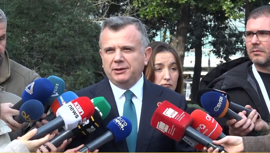 “te-njejtat-pamje-dhe-para-8-vitesh.-avokatin-e-popullit-vete-e-propozuan”,-balla-ironizon-opoziten:-thone-‘t’i-veme-zjarrin-parlamentit-qe-te-vijne-njerezit-ne-proteste’!