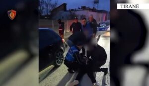 tentoi-te-vriste-me-arme-nje-shtetas/-tirane,-arrestohet-36-vjecari,-pranga-edhe-2-bashkepunetoreve-te-tij