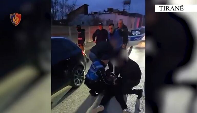 tentoi-te-vriste-me-arme-nje-shtetas/-tirane,-arrestohet-36-vjecari,-pranga-edhe-2-bashkepunetoreve-te-tij