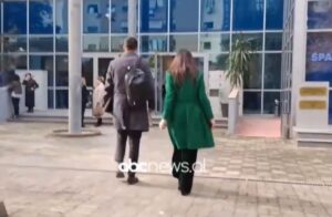 video/-linda-karcanaj-ne-gjykate.-tenderat-e-akshi,-gjykata-verifikon-masat-e-sigurise