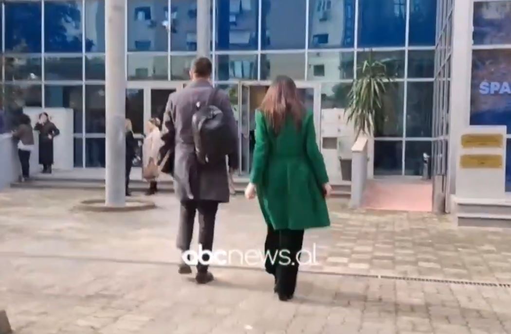 video/-linda-karcanaj-ne-gjykate.-tenderat-e-akshi,-gjykata-verifikon-masat-e-sigurise