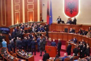 perfundon-seanca-plenare/-betimi-i-shabanit-mes-tensioneve-nga-pd,-perjashtohet-noka-e-balliu